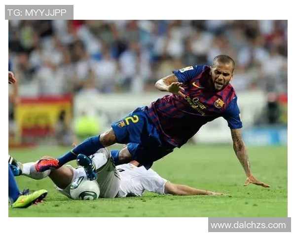 足球球星被凶狠铲飞瞬间曝光 伤势严重引发球迷广泛关注 足球球星被凶狠铲飞瞬间曝光 伤势严重引发球迷广泛关注