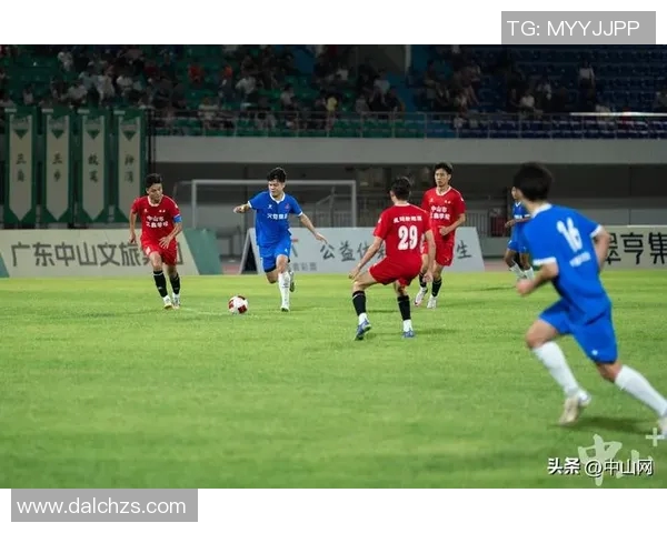 41岁足球球星再度闪耀赛场展现传奇风采赢得球迷无尽掌声